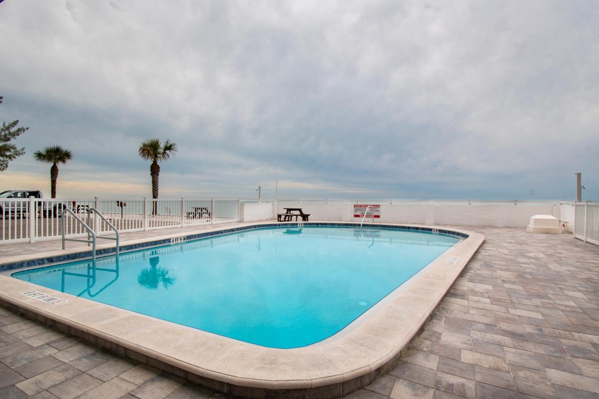 Funshine Sunset Beach St. Pete Beach Exterior foto
